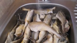 Чищу рыбу для вкусных консервов !