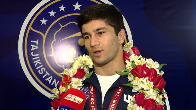 Истикболи Эмомалии Нурали ва Сомон Махмадбеков дар фурудгохи Душанбе. смотреть онлайн