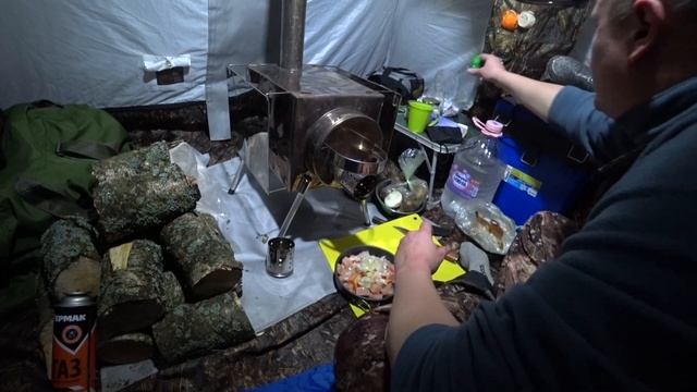 Рыбалка на ЖЕРЛИЦЫ ночь в ПАЛАТКЕ зимой в -20 борщ на ПЕЧИ. смотреть онлайн