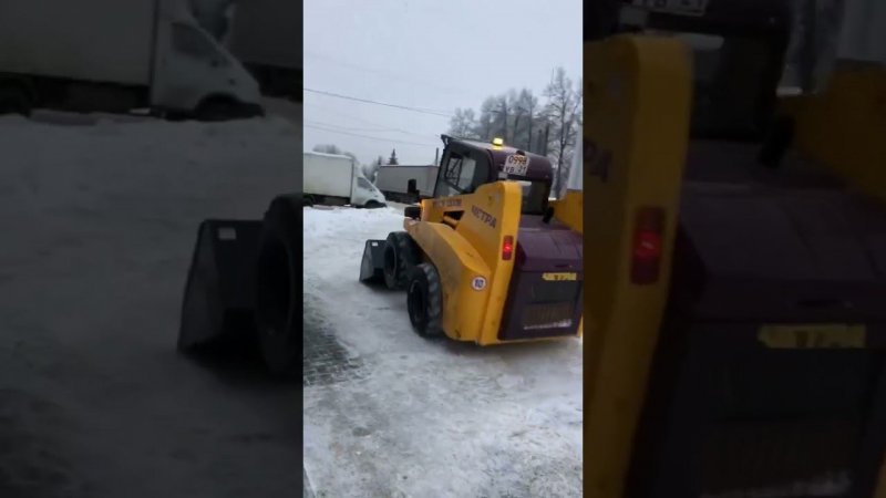 Мини-погрузчик ЧЕТРА во время уборки снега