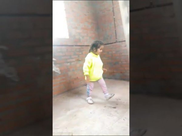 Малышка звонит в колокола