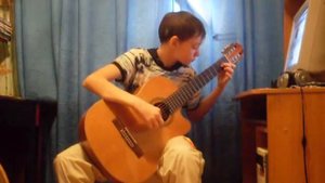Ребенок играет на классической гитаре))