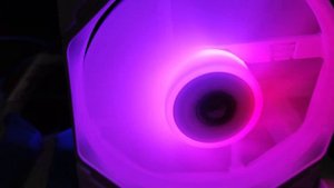 Вентилятор ID-COOLING TF-12025 ARGB SNOW работающий на максимальной скорости 1552 rpm