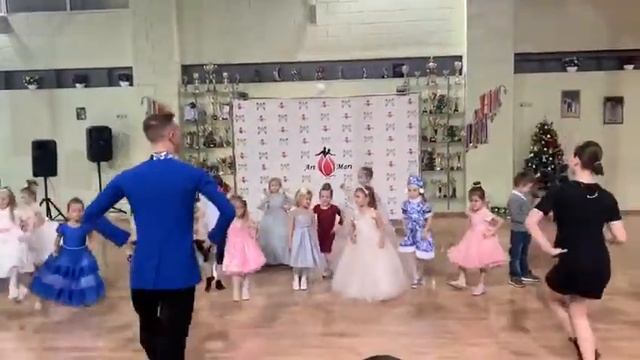 Полька. Выступление младшей группы на Новогоднем празднике 2020 смотреть онлайн