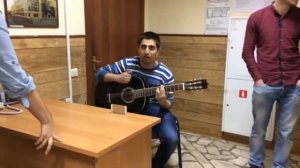 Таджик поёт на гитаре