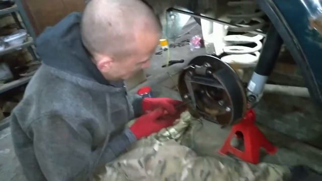 ХОП И ГОТОВО ☇ Установка задних тормозных колодок. НИВА 21214 М. Два разных способа. смотреть онлайн