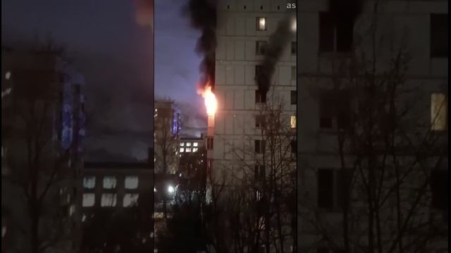 Пожар в многоэтажке в Москве на Стрелецкой улице