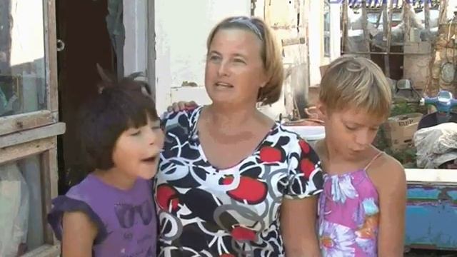 Восемь детей, двое взрослых и всего четыре кровати. смотреть онлайн