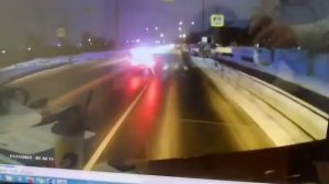 Осторожно! Кадры смертельного наезда бетономешалки на 10-летнюю девочку в Москве - Москва 24