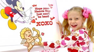 Настя дарит подарки своим друзьям на День святого Валентина.