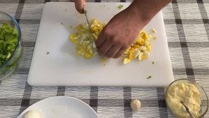 ЛИСТЬЯ САЛАТА С ЯЙЦОМ И ЗАПРАВКОЙ ИЗ МАЙОНЕЗА И ЧЕСНОКА! Вкусный рецепт простого салата! Salad