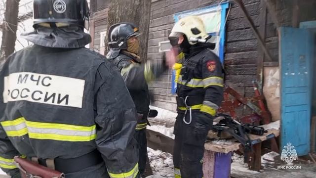 Пожарные расчеты оперативно ликвидировали возгорание в двухэтажном доме в Хабаровске