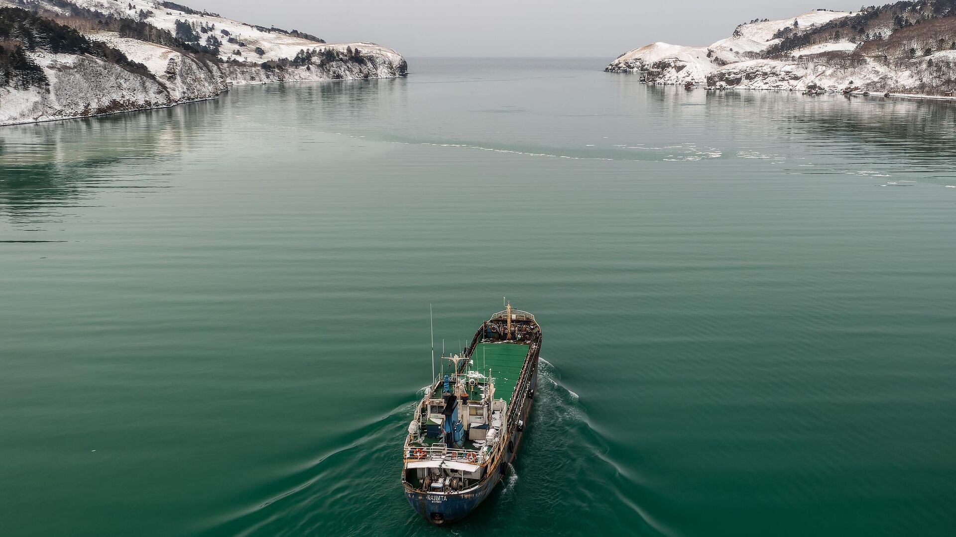 Oil spill from the ship. плавдок сухона. мурманск затонувшие корабли. баржа в заливе. Indian ocean oil spill.