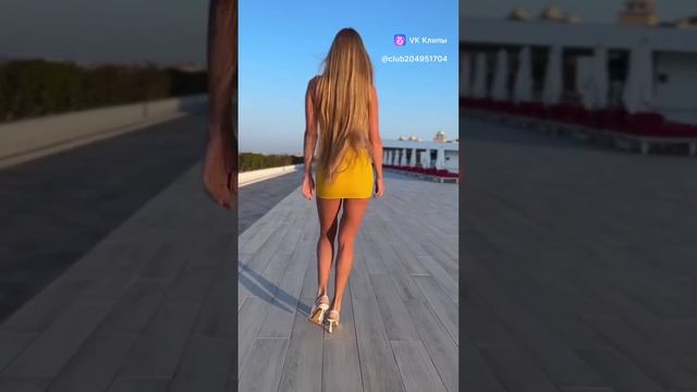 Ооочень короткое платье. Красотка. Длинные ноги#