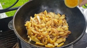 Картошка с грибами и мясом в казане.