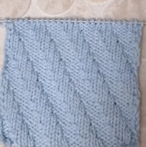 Узор двухсторонний спицами. Резинка спираль.