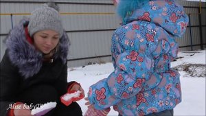 Влог для детей. Лепим с Алисой из снега разные пасочки играем в игры на улице зимой. Видео для детей