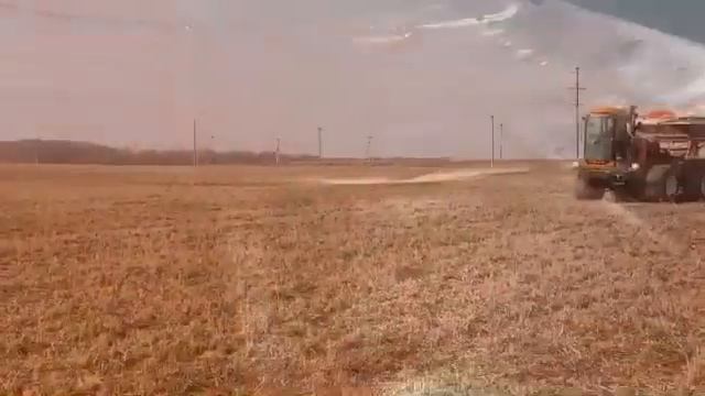 Самоходный опрыскиватель-разбрасыватель Туман-3 вносит минеральные удобрения в Московской области смотреть онлайн