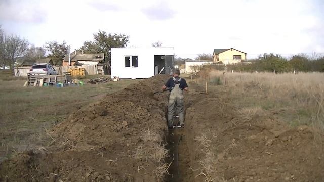 Строительство времянки. Прокладка коммуникация под землей.