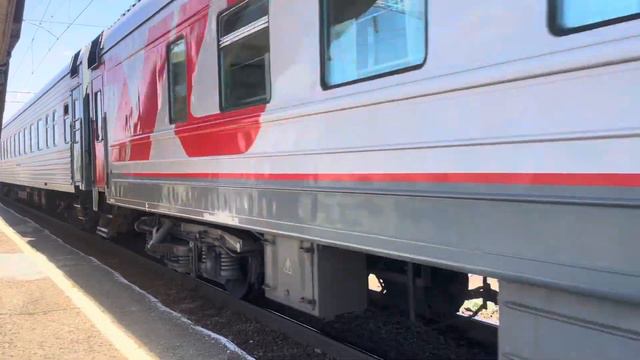 ЭП1 С пассажирским составом сообщением Адлер-Пермь прибывает на Станцию Пролетарская смотреть онлайн