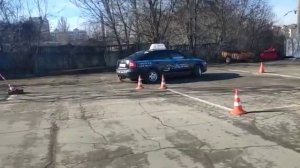 Упражнения на автодроме: параллельная парковка и гараж