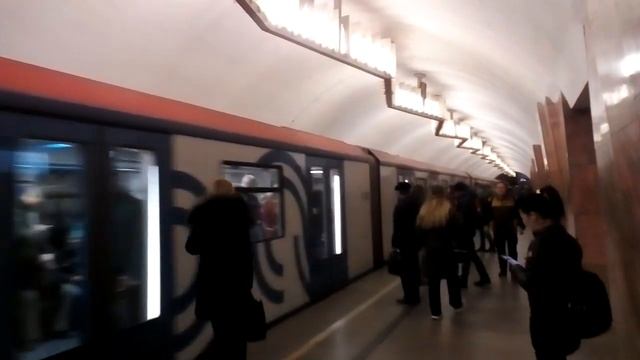 Москва 2372 станция метро Баррикадная весна день