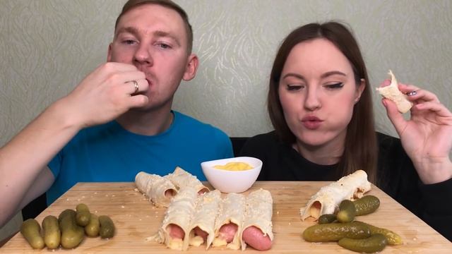 МУКБАНГ ЗАВТРАК СОСИСКИ В ЛАВАШЕ С СЫРОМ ответы на вопросы  MUKBANG BREAKFAST SAUSAGES IN PITA BREA