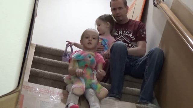 Ultimate Stair Slide Stuffed Animal Scavenger Hunt into HUGE Box Fort!! смотреть онлайн