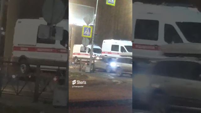Эвакуатор с прицепом перевозит две машины скорой помощи #shorts