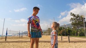 Старшая сестра разыграла младших на море, брат и сестра проучили ее