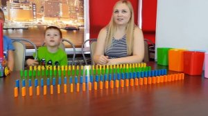 Funny Kids Learn color with Dominoes Machine. Danil and Nikipa play Dominoes train