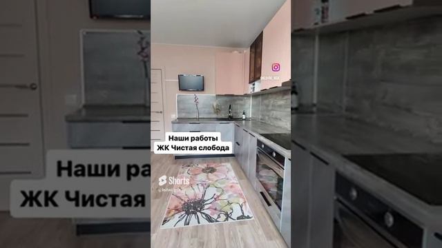 Дизайн стильного углового кухонного гарнитура с контрастными фасадами. Фасады с фрезеровкой волна.