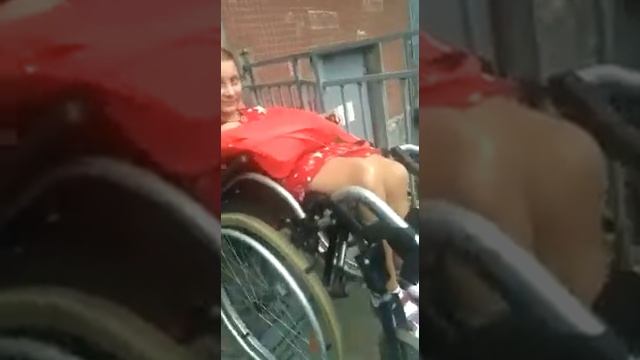 Вот как инвалид идет на улицу! смотреть онлайн