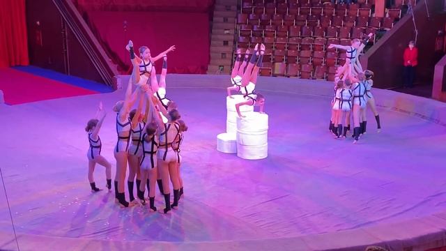 Красивое выступление на барабанах. Детский цирковой номер