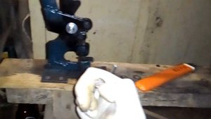 Изготовление клёпаной кольчуги. Отверстия в лопатках колец.