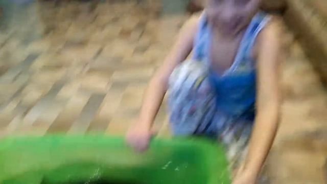 Видео про рыб для детей. Ловим руками карпов в тазике #2 смотреть онлайн