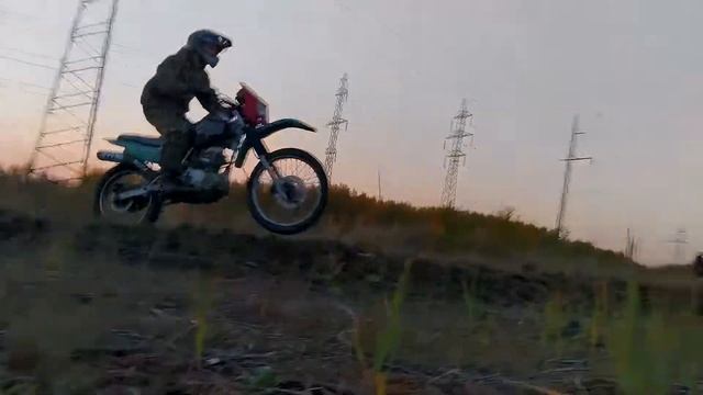 Экстремальный прыжок на мотоцикле :D