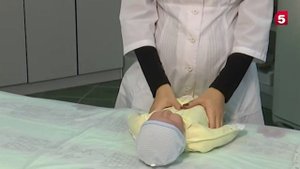 Как правильно держать новорожденного на руках