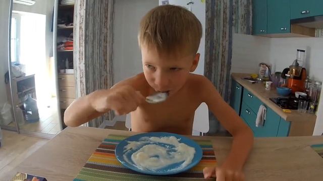 МАРК НЕ ХОЧЕТ ЕСТЬ МАННУЮ КАШУ//ЧЕЛЛЕНДЖ смотреть онлайн