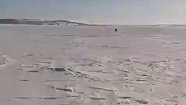 Снегоход буран мчится забирать хозяина с рыбалки! смотреть онлайн