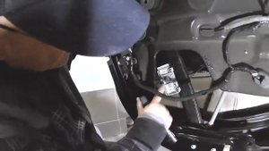 Установка и регулировка бокового стекла на Ford Mustang часть 3.