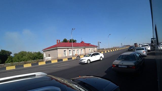 Караганда | пробка на мосту над ЖД вокзалом - автобус №43 маршрута едва ползёт в ней летом 2021 год смотреть онлайн