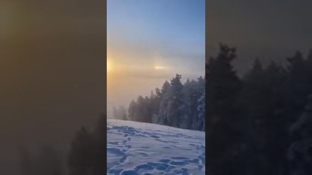 Женщина из племен якутов в Якутии, Восточная Сибирь, играет на чомусе или арфе посреди тундры. смотреть онлайн