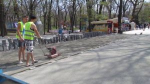 Укладывают плитку возле Поляны сказок (Мелитополь)