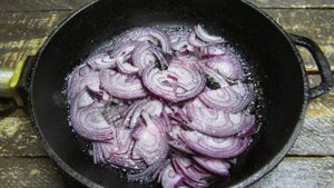 Пицца с карамельным луком сыром сулугуни и салями