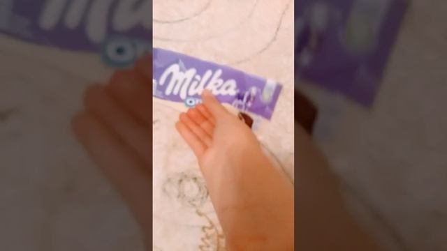 сделала украшение для комнаты из milka ? по моему очень эстетично ???