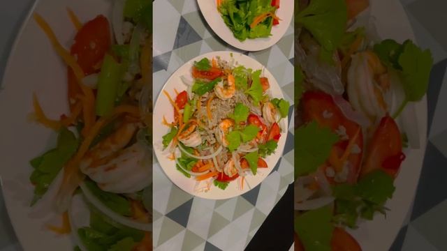 Скоро новый рецепт «острый салат с креветками и стеклянной фунчозой» по тайски # shorts #салат