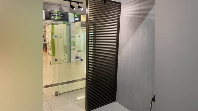 Алюминиевая перегородка Riera с горизонтальным молдингом.