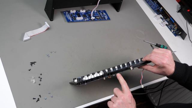 Installing a new LCD in an old Cirklon смотреть онлайн