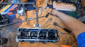 Снимаем сухари шлифуем клапана ваз продолжения